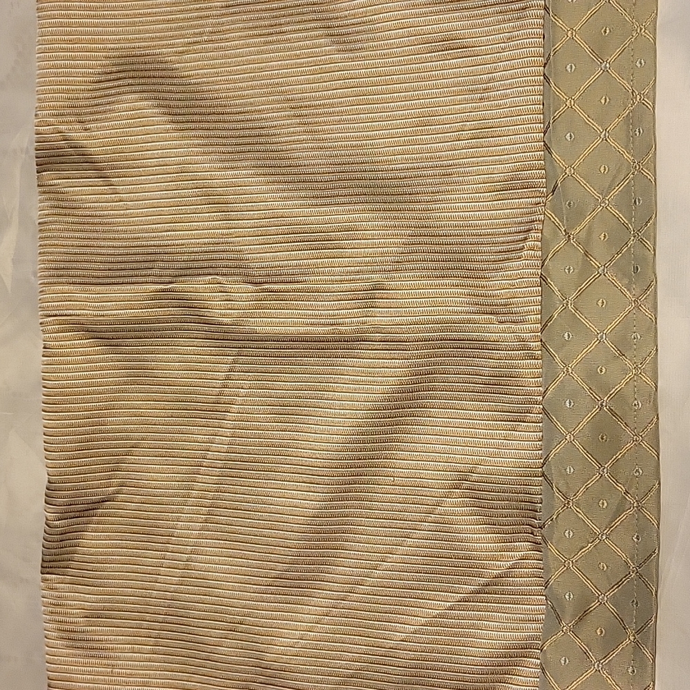 Queen Dust Ruffle - Picture 3 of 6